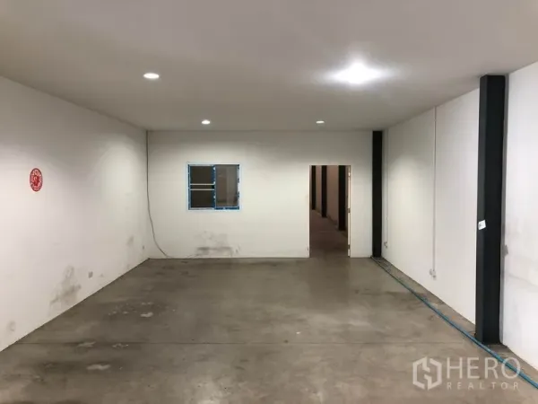 คลังสินค้า ให้เช่าในMueang Samut Prakan, Samut Prakan - ออฟฟิศชั้นล่าง ผนังสีขาว ไฟดาวน์ไลท์ พื้นคอนกรีต