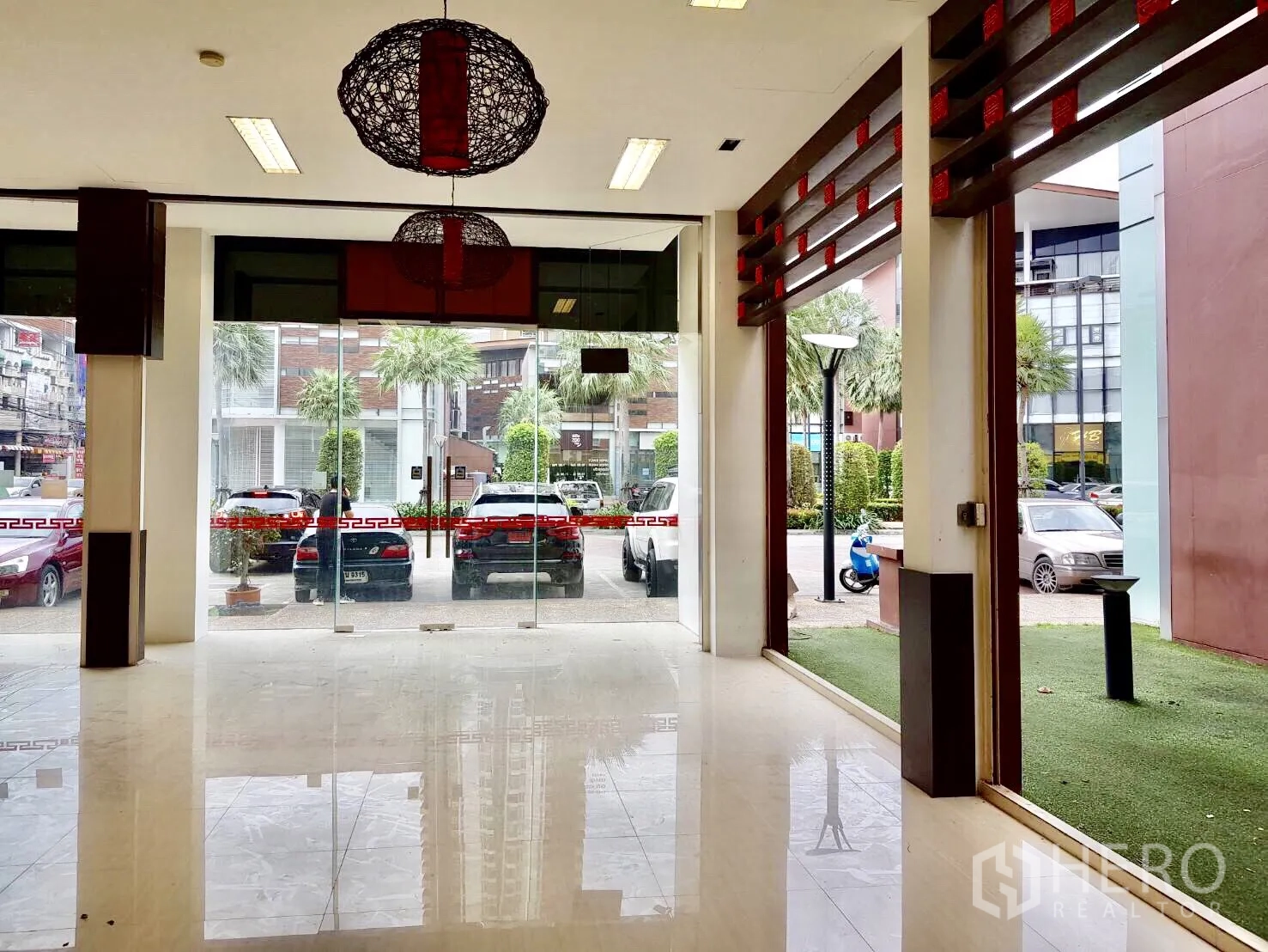 พื้นที่ขายปลีก ขายในPak Kret, Nonthaburi - ภายในร้านค้าสว่าง กระจกสูงจรดพื้น มองเห็นลานจอดรถและพลาซ่าต้นปาล์ม