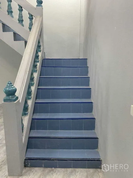 Warehouse for rent in Sai Noi, Nonthaburi - Straight flight of blue-tiled steps with a white handrail.