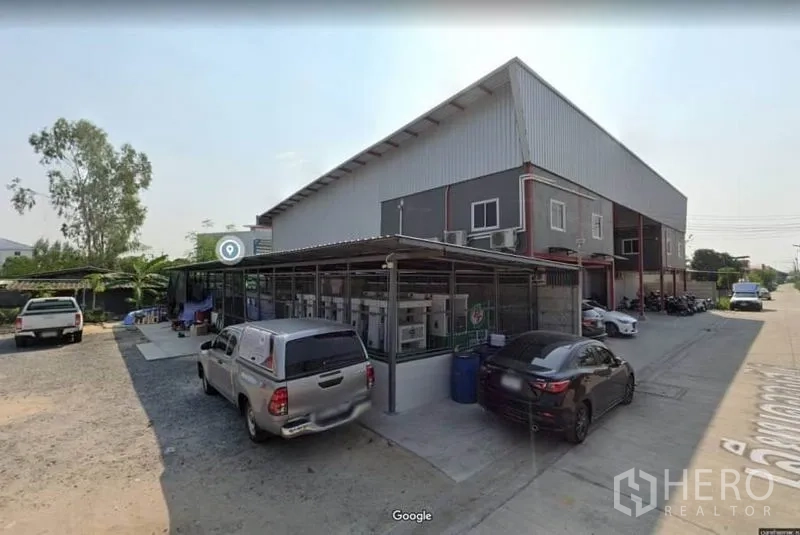 คลังสินค้า ให้เช่าในLam Luk Ka, Pathum Thani - ด้านข้างโกดังพร้อมพื้นที่อเนกประสงค์มีหลังคาและที่จอดหลายคัน