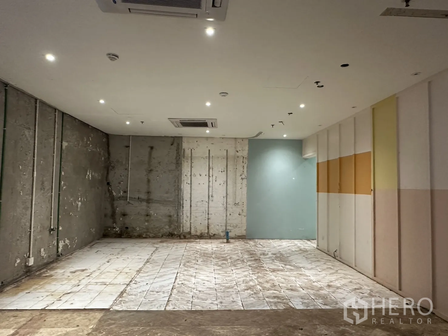 พื้นที่ขายของ for rent in Watthana, Bangkok - ภายในพื้นที่เชิงพาณิชย์แบบ Shell มีไฟดาวน์ไลท์ เครื่องปรับอากาศคาสเซ็ต ผนังดิบ และพื้นกระเบื้องบางส่วน