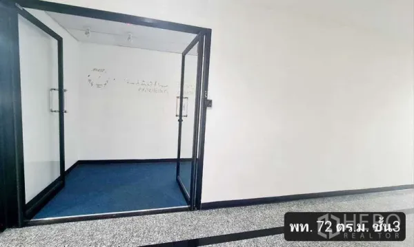 สำนักงาน ให้เช่าในKhlong Toei, Bangkok - ประตูกระจกบานคู่เปิดสู่โถงทางเข้าพร้อมพรมสีน้ำเงินในอาคารสำนักงานย่านสุขุมวิท