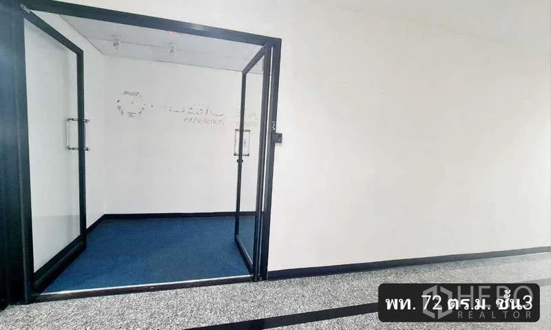 สำนักงาน ให้เช่าในKhlong Toei, Bangkok - ประตูกระจกบานคู่เปิดสู่โถงทางเข้าพร้อมพรมสีน้ำเงินในอาคารสำนักงานย่านสุขุมวิท