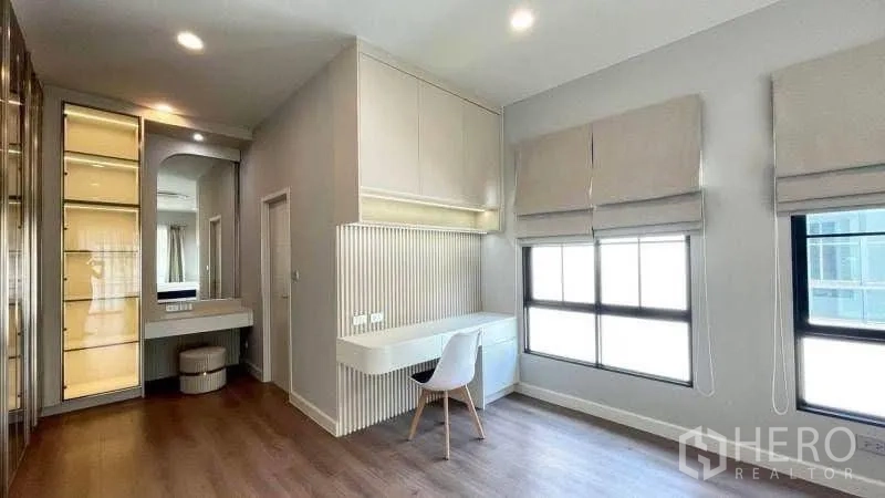 บ้านเดี่ยว for rent or sale in Bang Phli, Samut Prakan - ห้องกว้างสำหรับทำงาน หน้าต่างบานใหญ่และตู้กระจก