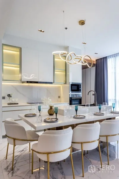 คอนโด ให้เช่าในKhlong Toei, Bangkok - ครัวและพื้นที่ทานอาหารสมัยใหม่ พื้นผิวหินอ่อนและโคมไฟดีไซน์