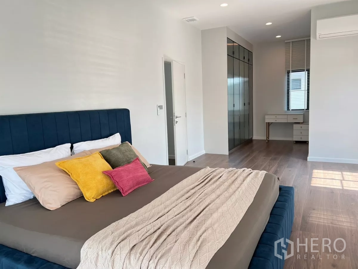 บ้าน ให้เช่าในKhan Na Yao, Bangkok - มุมห้องนอนใหญ่ พร้อมโซนแต่งตัว ตู้เสื้อผ้าบานกระจก และพื้นไม้