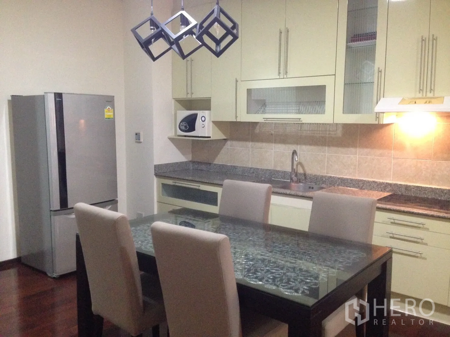 คอนโด ให้เช่าในWatthana, Bangkok - ห้องครัวพร้อมใช้ เคาน์เตอร์หินแกรนิต ไมโครเวฟ ตู้เย็น และโต๊ะทานอาหารกระจก