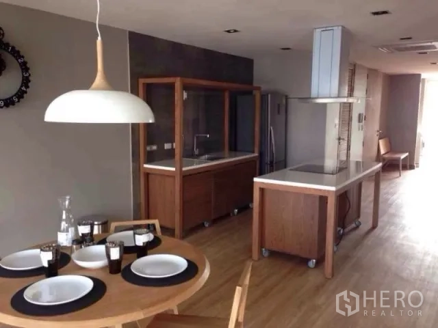 公寓 出租在Huai Khwang, Bangkok - 温馨餐区，旁有可移动中岛、油烟机与木质柜体。
