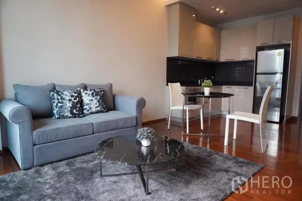 คอนโด ให้เช่าในWatthana, Bangkok - พื้นที่นั่งเล่นแบบเปิดโล่ง มีโซฟา โต๊ะกินข้าว และครัวบิวท์อิน