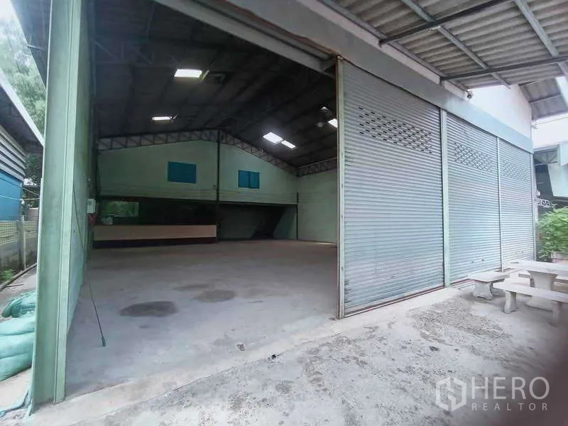 货栈 出售在Khlong Luang, Pathum Thani - 三扇卷闸门打开，通往通透的仓库空间