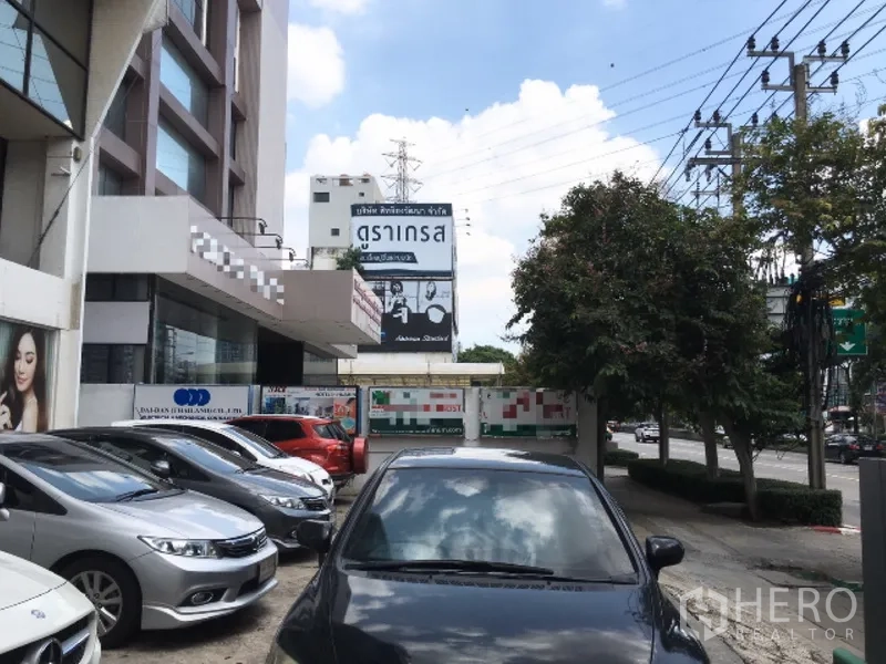 สำนักงาน for ในHuai Khwang, Bangkok - ลานจอดรถหน้าอาคารพาณิชย์ริมถนนใหญ่