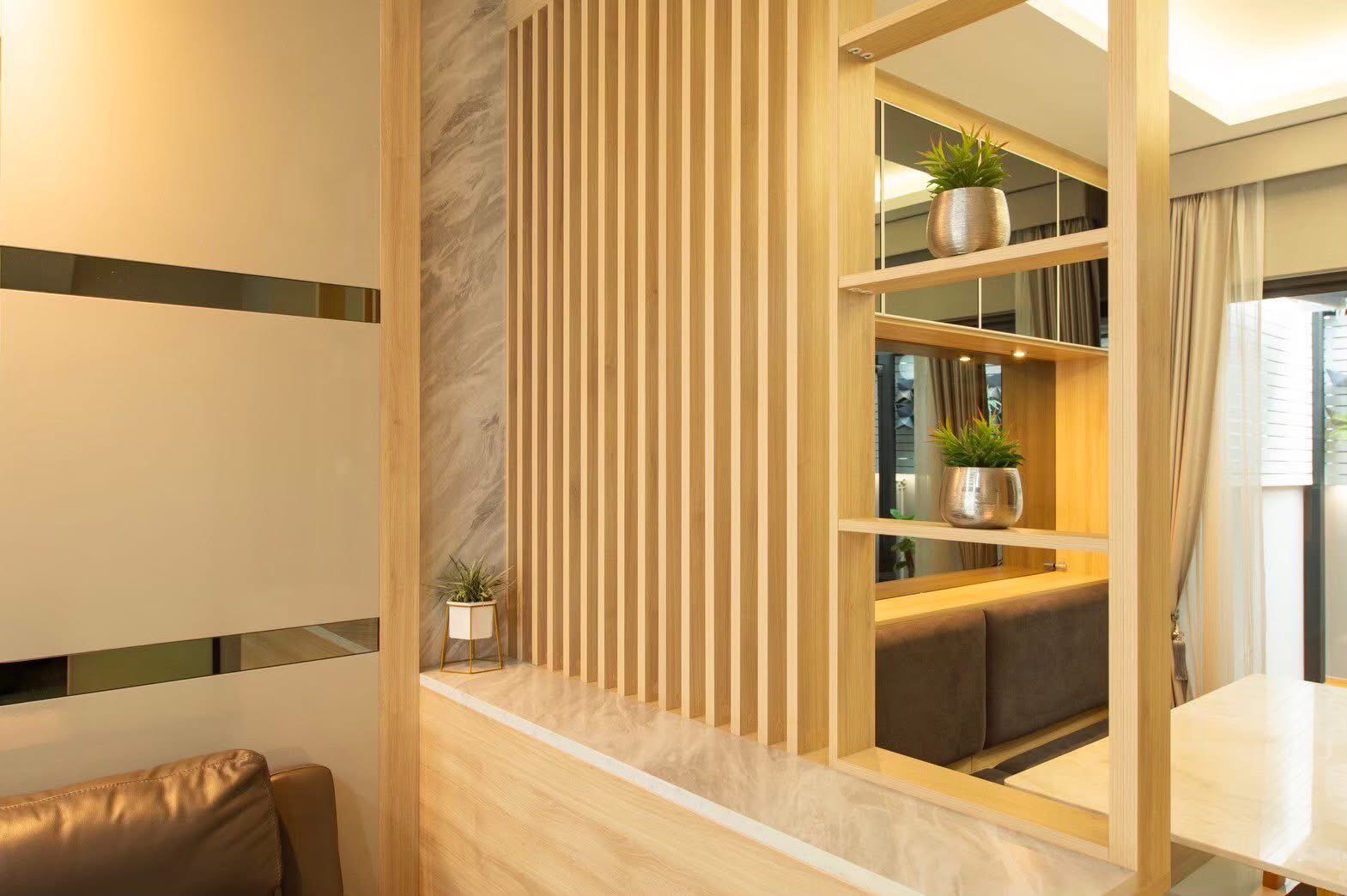 联排别墅 出租或出售在Lat Phrao, Bangkok - 木格栅隔断特写，镜面与绿植点缀。