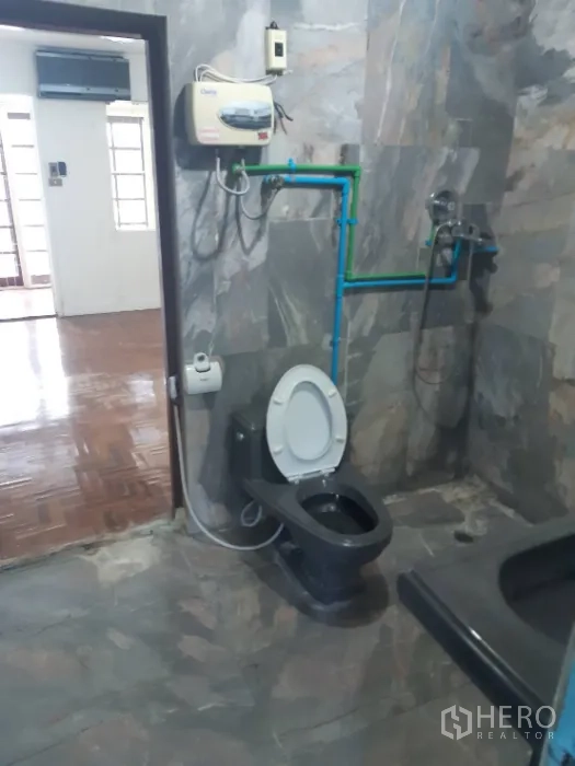 ทาวน์เฮาส์ ให้เช่าในKhlong Toei, Bangkok - ห้องน้ำกรุผนังลายหิน อุปกรณ์สุขภัณฑ์สีดำ พร้อมพื้นที่อาบน้ำและท่อเดินชัดเจน