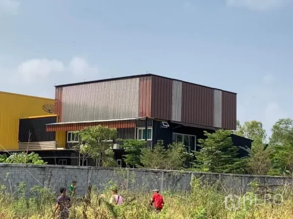 โรงงาน ขายในThanyaburi, Pathum Thani - อาคารสำนักงานสองชั้นกรุเมทัลชีท ข้างตัวโรงงาน รายล้อมด้วยต้นไม้และกำแพง