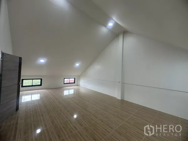 货栈 出售在Khlong Luang, Pathum Thani - 二层办公室，斜顶、瓷砖地面与采光窗。