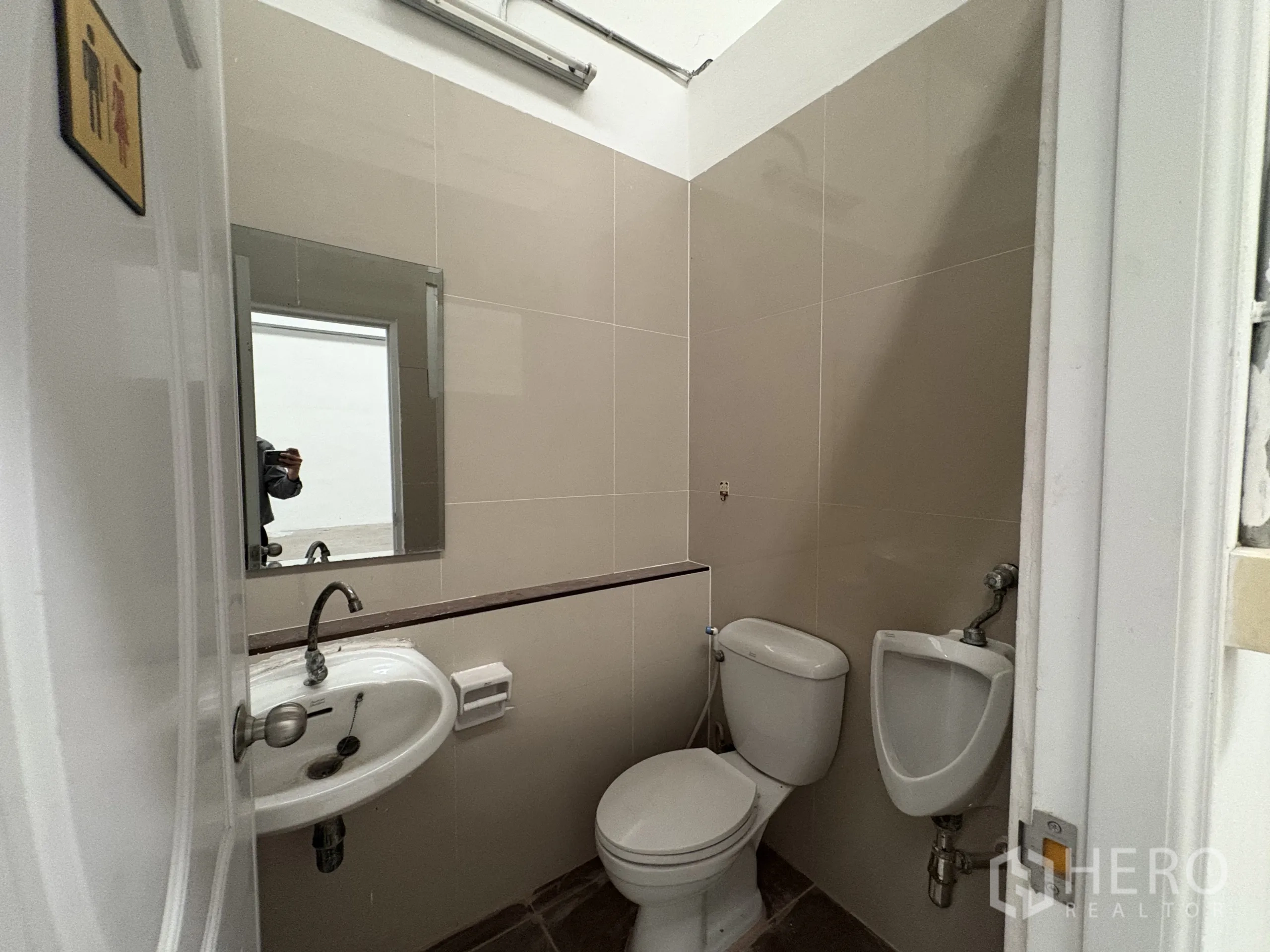 โรงงาน ให้เช่าในPhra Samut Chedi, Samut Prakan - ห้องน้ำปูกระเบื้อง มีโถส้วม โถปัสสาวะ อ่างล้างมือ และกระจก