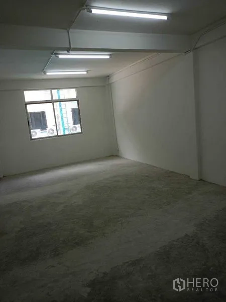 อาคารพาณิชย์ ให้เช่าในWatthana, Bangkok - ห้องชั้นบนกว้างพร้อมหน้าต่าง พื้นปูน และไฟเพดานแบบหลอดยาว