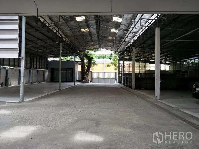 零售空间 出租在Khlong Toei, Bangkok - 宽阔的有顶中庭，钢桁架屋顶，停车区与后门通道。