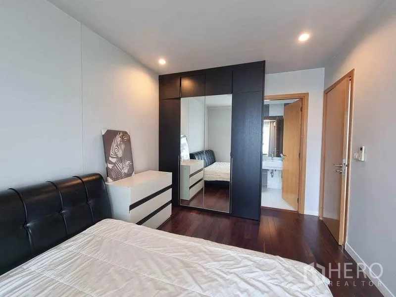 公寓 出租在Ratchathewi, Bangkok - 次卧设深色衣柜镜面门，门口连通套卫。