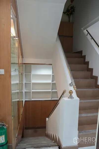 สำนักงานที่บ้าน ให้เช่า - บันไดภายในพร้อมตู้โชว์กระจกและชั้นเก็บของบิวท์อิน