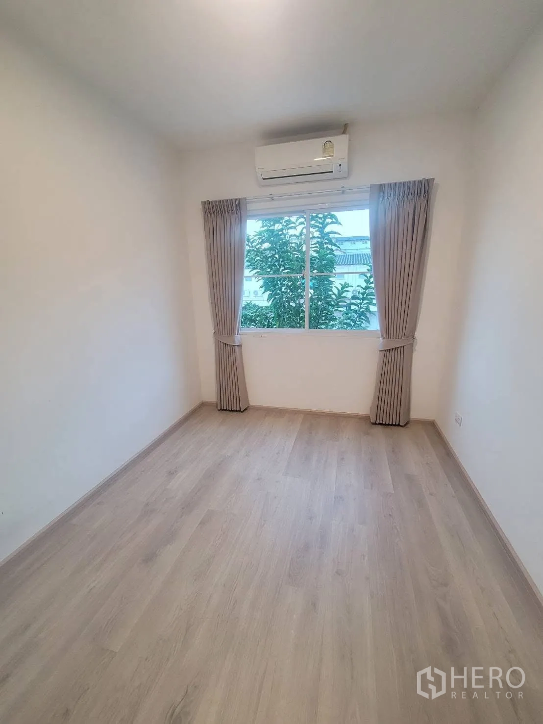 联排别墅 出租在Prawet, Bangkok - 卧室空置，木地板，带窗帘的窗户与壁挂空调。