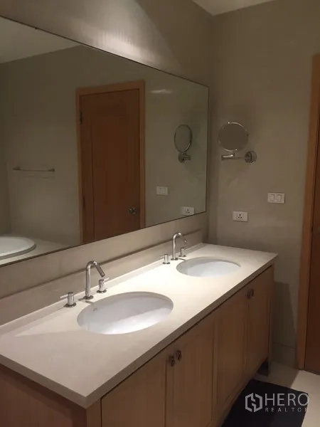 คอนโด ให้เช่าในKhlong Toei, Bangkok - ห้องน้ำมีเคาน์เตอร์อ่างล้างหน้าแบบคู่ กระจกบานใหญ่