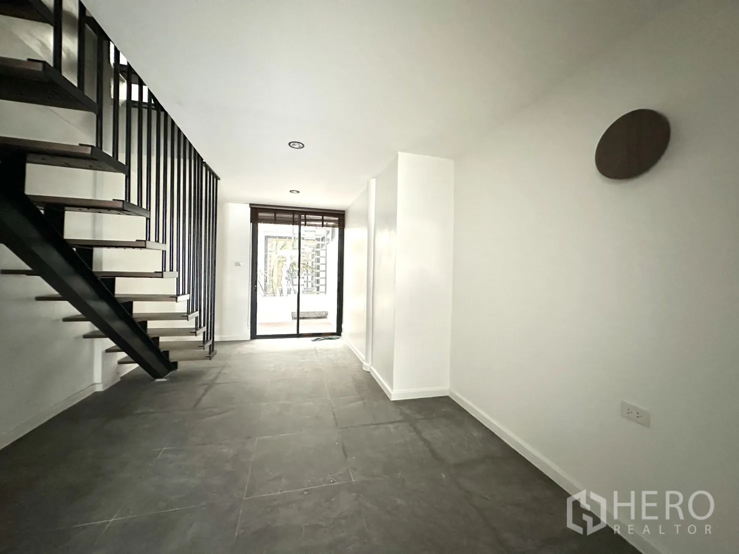 สำนักงานที่บ้าน ให้เช่าในPhra Khanong, Bangkok - โถงยาวชั้นล่าง บันไดนำไปยังลานรับแสงกลางบ้าน