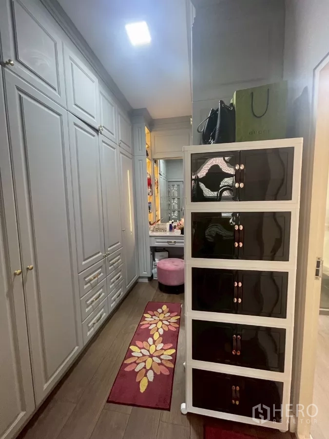 Detached House for sale in Bang Phli, Samut Prakan - Walk-in closet corridor with floor-to-ceiling wardrobes and dressing table.