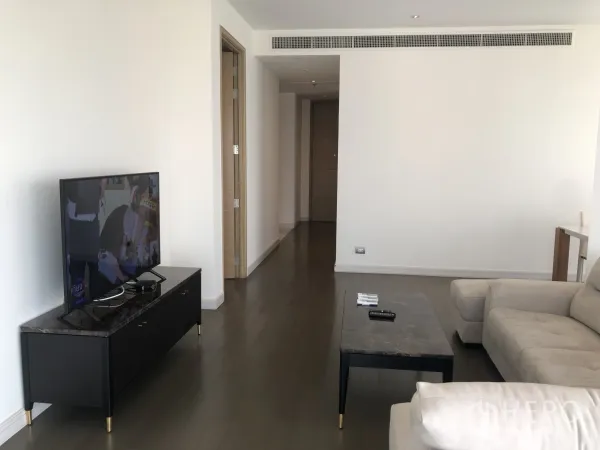 คอนโด ให้เช่าในPathum Wan, Bangkok - ห้องนั่งเล่นกว้าง เห็นตู้ทีวี โต๊ะกลางหินอ่อน โถงทางเข้า และพื้นไม้.