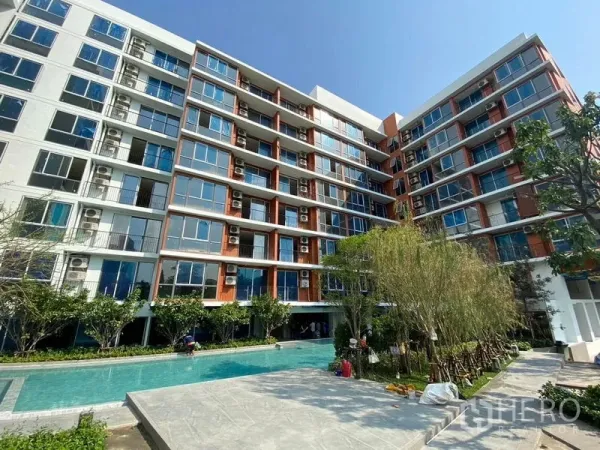 อพาร์ทเมนท์ ให้เช่าหรือขาย - อาคารอพาร์ตเมนต์สมัยใหม่ล้อมรอบสระว่ายน้ำกลางแจ้งพร้อมสวนภูมิทัศน์