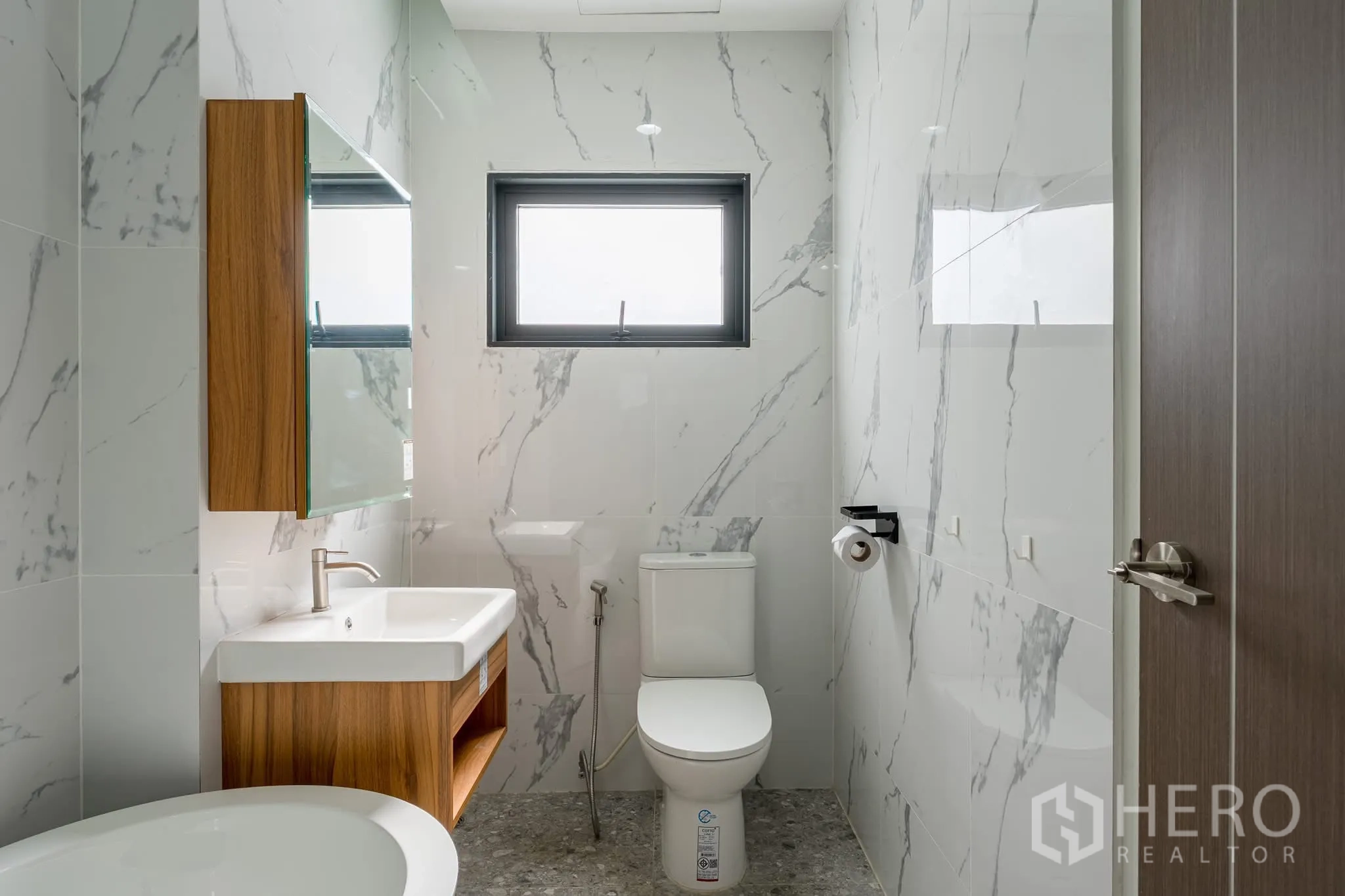 家庭办公室 for rent in Khlong Toei, Bangkok - 浴室仿大理石墙面，木质洗手台、座厕与窗户。