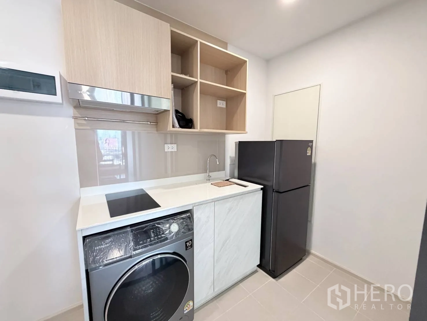 คอนโด for rent in Din Daeng, Bangkok - ครัวขนาดกระทัดรัดพร้อมเตาอินดักชัน อ่างล้างจาน ชั้นลอย เครื่องซักผ้าฝาหน้า และตู้เย็น