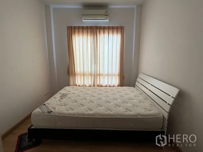 ทาวน์เฮาส์ ให้เช่าในWang Thonglang, Bangkok - ห้องนอนรอง มีเตียงคู่ หน้าต่างและผ้าม่านสีอ่อน