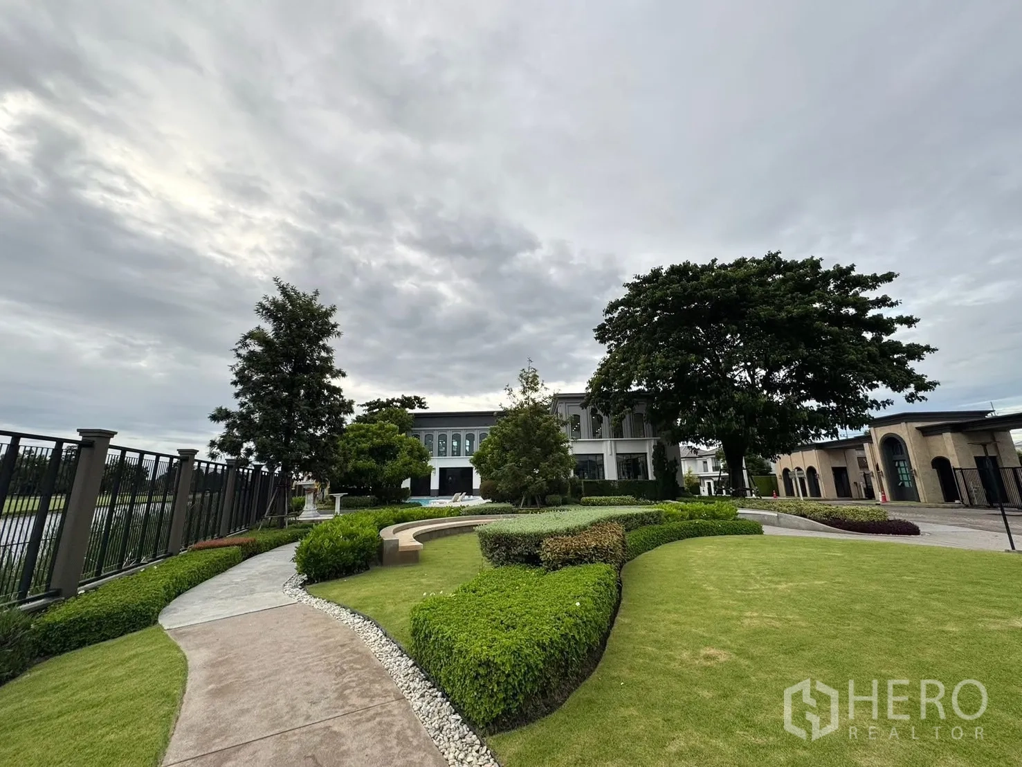 独立式住宅 出售在Mueang Pathum Thani, Pathum Thani - 会所旁的景观步道，俯瞰高尔夫球场。