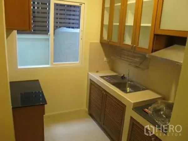 ทาวน์เฮาส์ ให้เช่าหรือขายในWang Thonglang, Bangkok - ครัวบิลต์อิน ตู้กระจกบน เคาน์เตอร์หินสีดำ อ่างล้างจาน หน้าต่าง และเครื่องดูดควัน