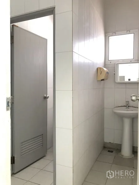 คลังสินค้า ให้เช่าในPhra Nakhon Si Ayutthaya - ห้องน้ำกระเบื้องสะอาดพร้อมอ่างล้างหน้าและห้องส้วม