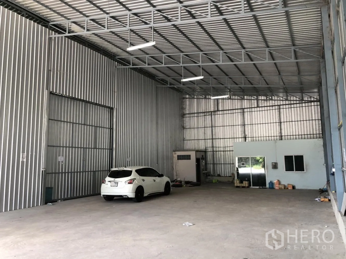 คลังสินค้า ให้เช่าในBang Kruai, Nonthaburi - ฮอลล์โกดังเปิดโล่ง ประตูยกสูง และมีห้องออฟฟิศภายใน