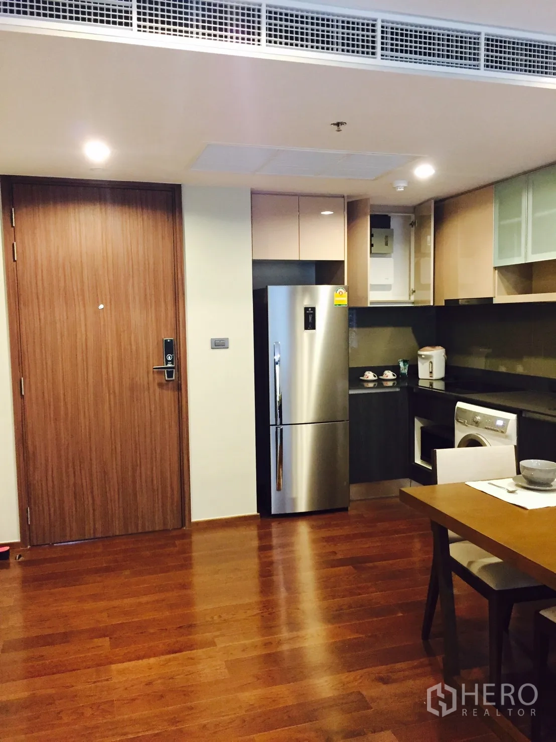 公寓 出租或出售在Sathon, Bangkok - 开敞式厨房与用餐区，木地板，内置橱柜，不锈钢冰箱与洗衣机。