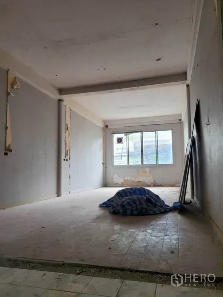 店屋 出租在Khlong Toei, Bangkok - 楼上房间带大窗采光充足，墙顶简洁，处于翻新状态