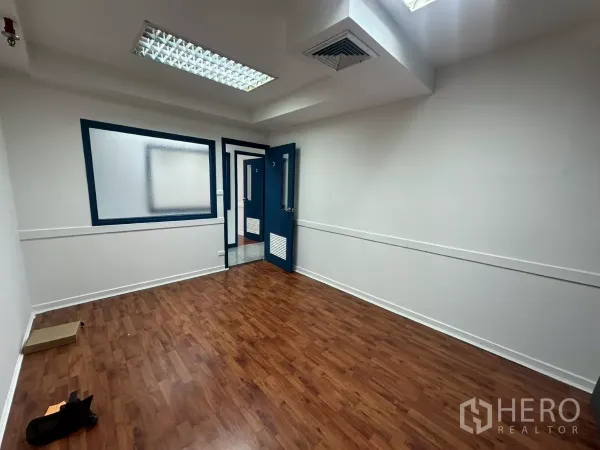 สำนักงาน ให้เช่าในKhlong Toei, Bangkok - ห้องสำนักงานกั้นส่วน เปิดสู่โถงทางเดิน ประตูสีน้ำเงิน