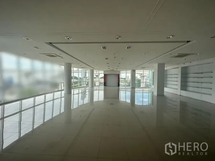 สำนักงาน ให้เช่าในPrawet, Bangkok - พื้นที่โชว์รูมแบบเปิด กำแพงกระจกโปร่ง ไฟฝังฝ้า และพื้นกระเบื้อง