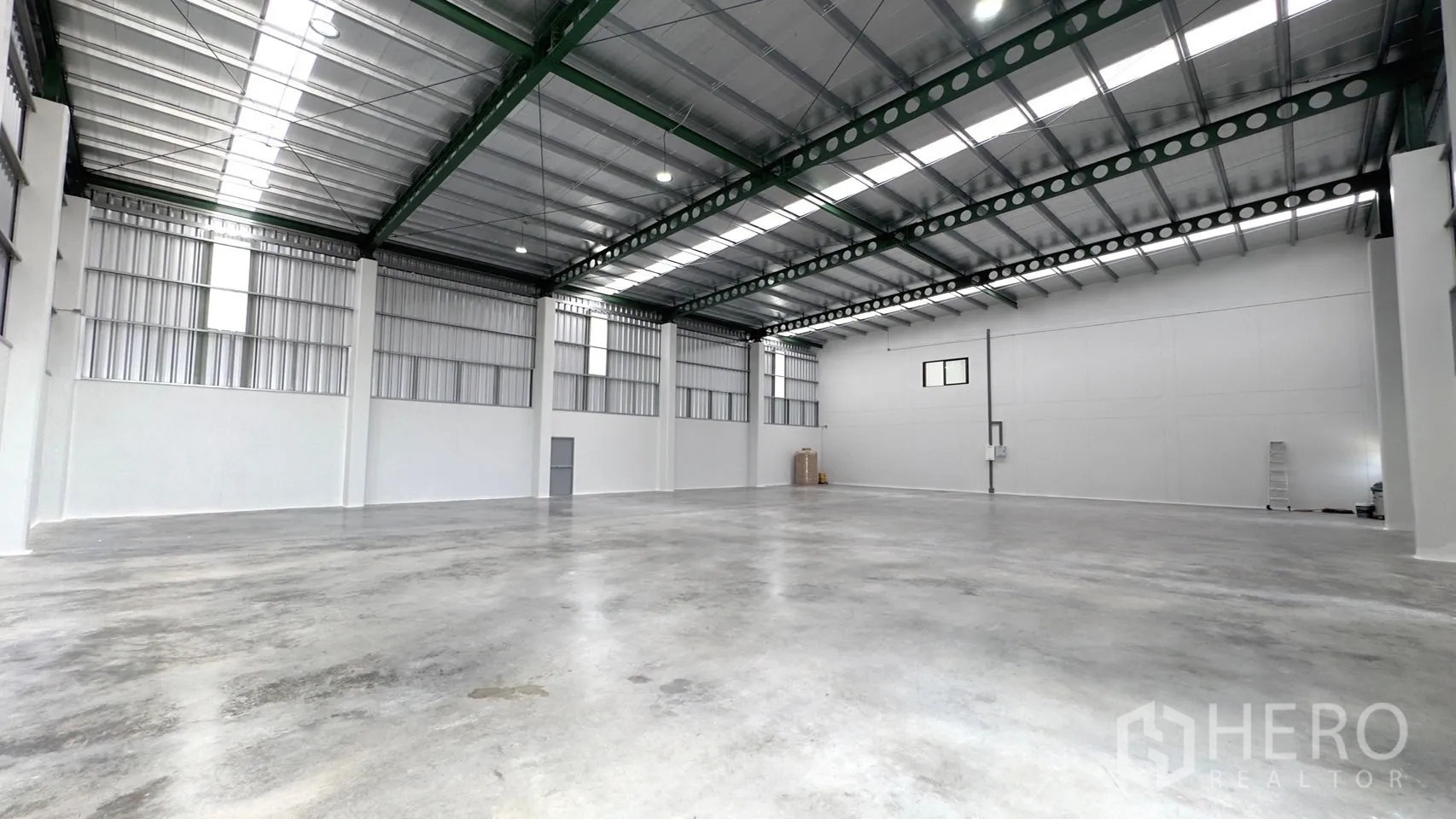 工厂 出租或出售在Bang Yai, Nonthaburi - 无柱大空间生产区域，天窗采光与白色墙面。