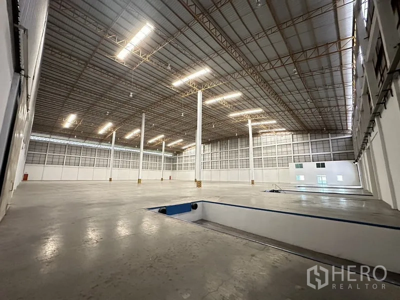 货栈 出租在Phra Nakhon Si Ayutthaya - 设有凹式装卸坑的仓库地面与大片净空区。