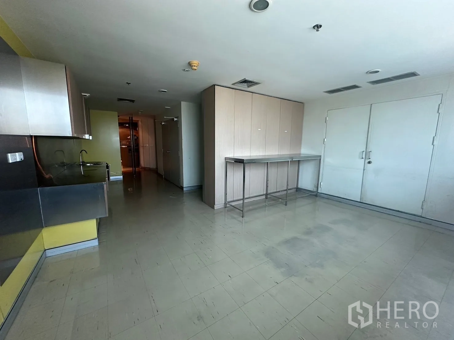 สำนักงาน ให้เช่าในKhlong Toei, Bangkok - พื้นที่แพนทรี่กว้าง มีตู้และเคาน์เตอร์สำหรับพักผ่อน