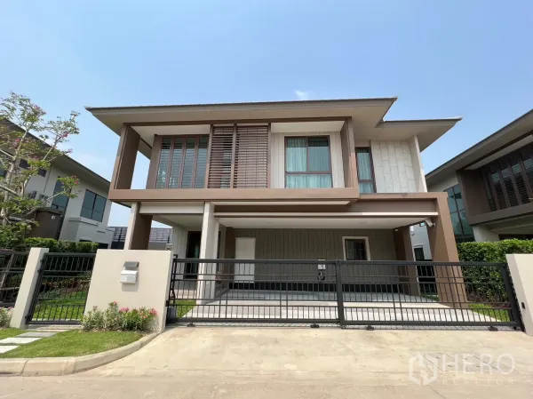 บ้าน ให้เช่าในBang Kapi, Bangkok - บ้านเดี่ยวสองชั้นสไตล์โมเดิร์นพร้อมรั้วและทางรถเข้าที่บางกะปิ