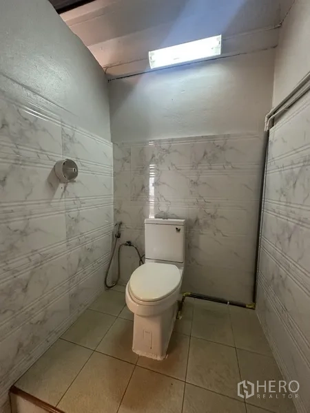 อาคารพาณิชย์ ให้เช่าหรือขายในPhra Khanong, Bangkok - ห้องน้ำขนาดกะทัดรัด ผนังลายหินอ่อน โถสุขภัณฑ์ และช่องแสงด้านบน