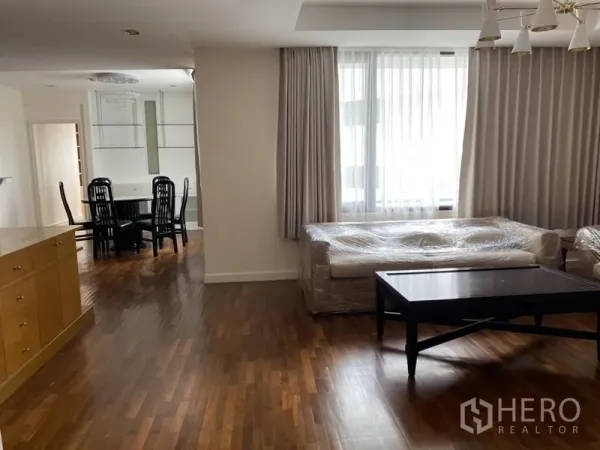 公寓 出租或出售在Sathon, Bangkok - 采光充足的客厅，落地窗帘，与餐区相连的两卧公寓