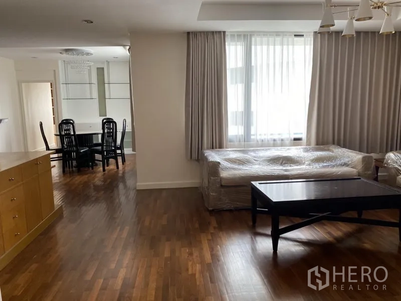 公寓 出租或出售在Sathon, Bangkok - 采光充足的客厅，落地窗帘，与餐区相连的两卧公寓