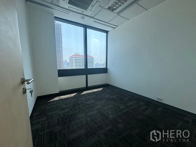 办公空间 出租在Khlong Toei, Bangkok - 紧凑办公室，城市景观与自然采光。