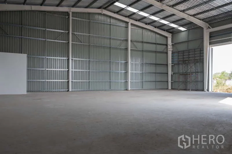 คลังสินค้า ให้เช่าในKhlong Luang, Pathum Thani - ฮอลล์เก็บสินค้าไม่มีเสากลาง หลังคาโค้งเมทัลชีทมีแผ่นโปร่งแสง